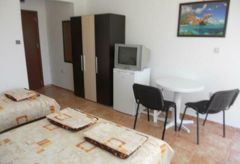 פנסיון Aхтополис   подсигурено безплатно паркиране