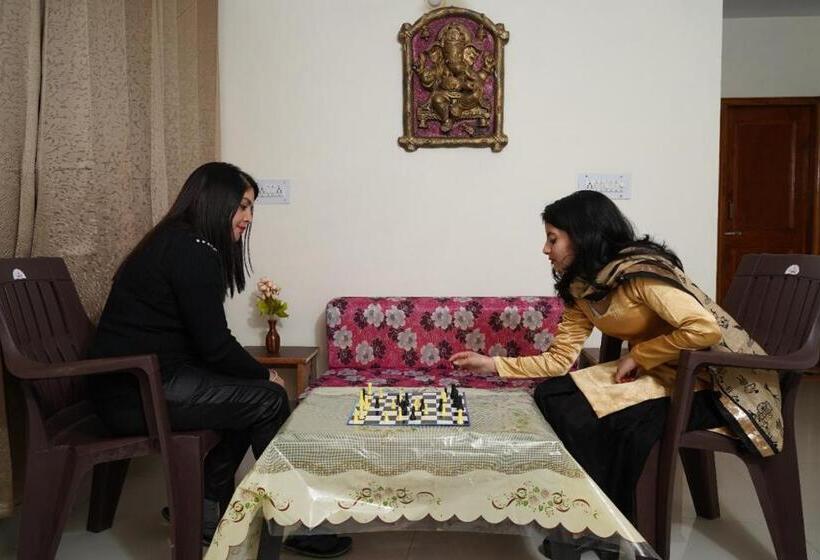 مبيت وإفطار Shimla Pines Homestay