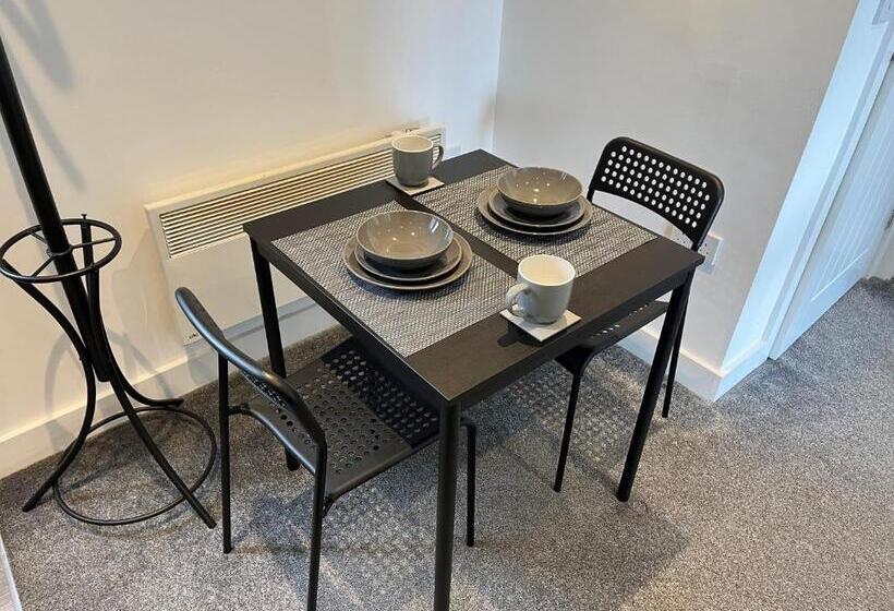 Modern Serviced Apartment Near City Centre