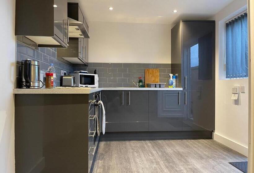 Modern Serviced Apartment Near City Centre