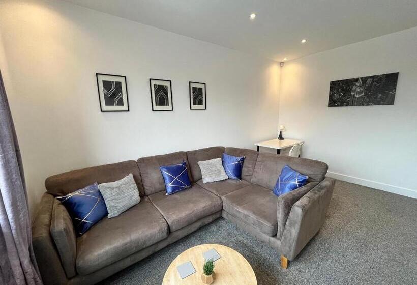 Modern Serviced Apartment Near City Centre