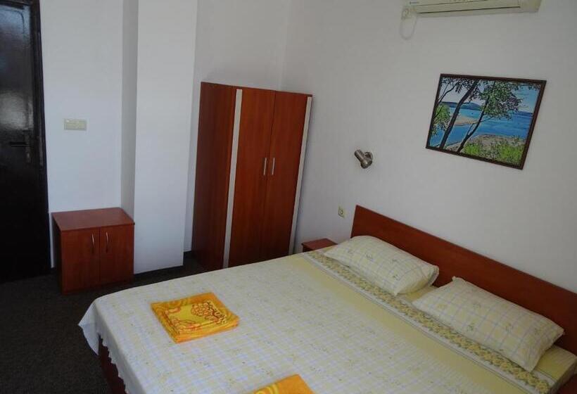 פנסיון Dobrevi Guest House