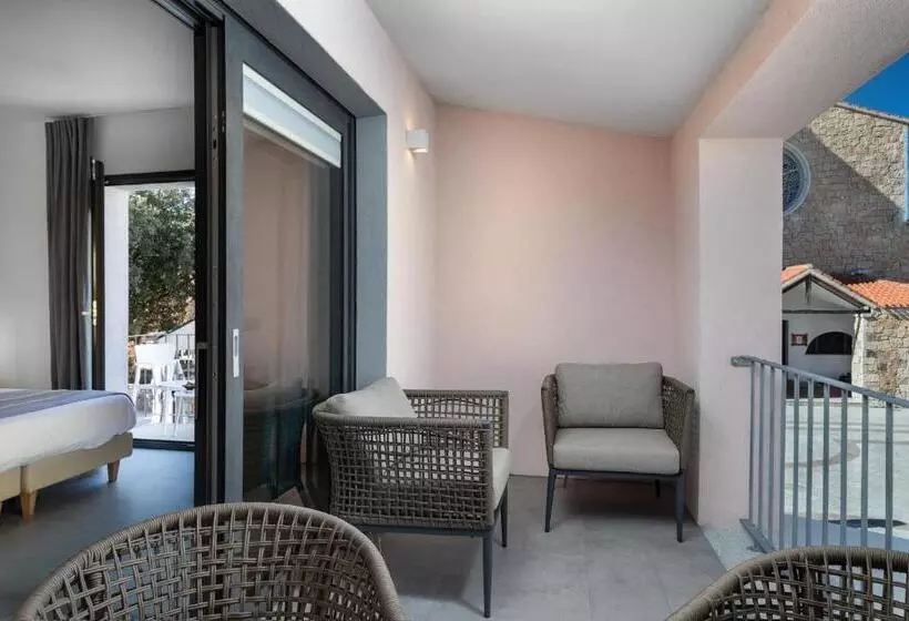 ペンション The Square Cannigione