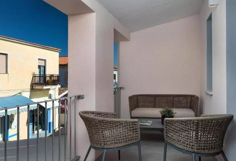 ペンション The Square Cannigione