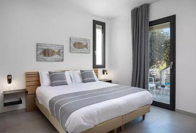 ペンション The Square Cannigione