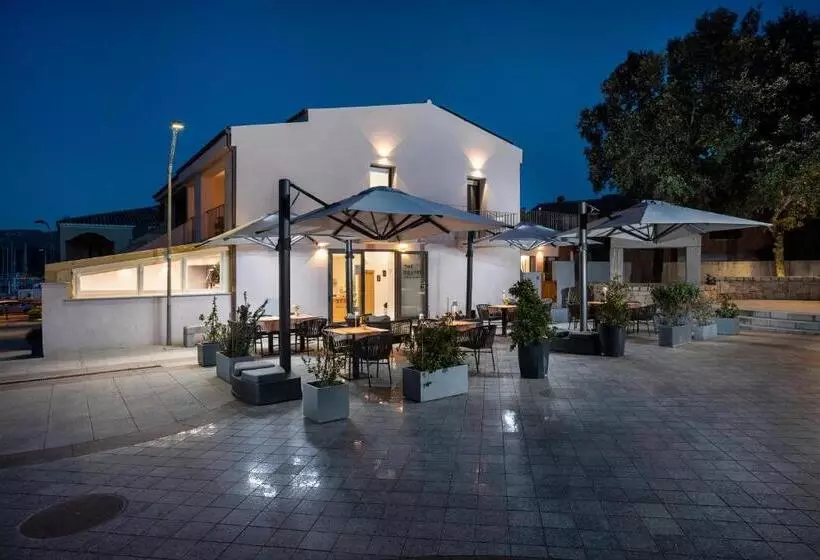 ペンション The Square Cannigione