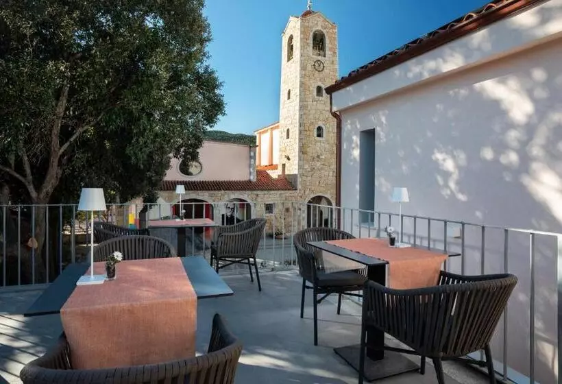 ペンション The Square Cannigione