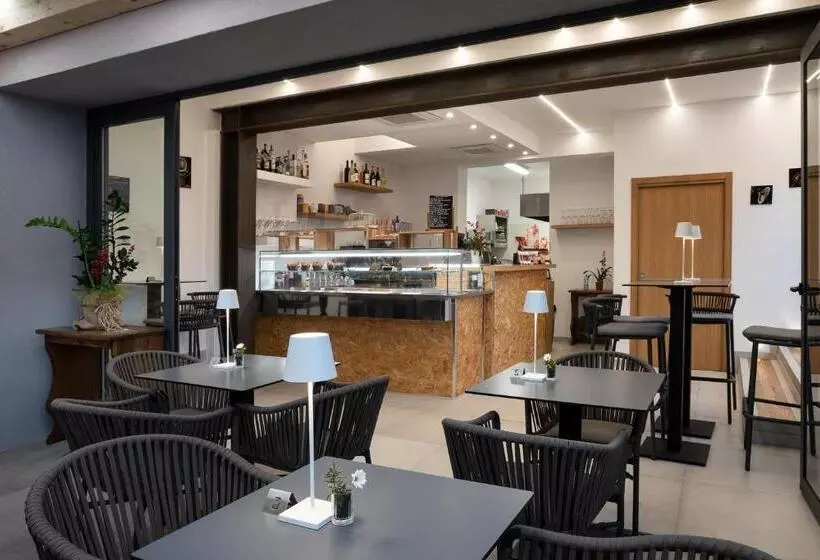 ペンション The Square Cannigione