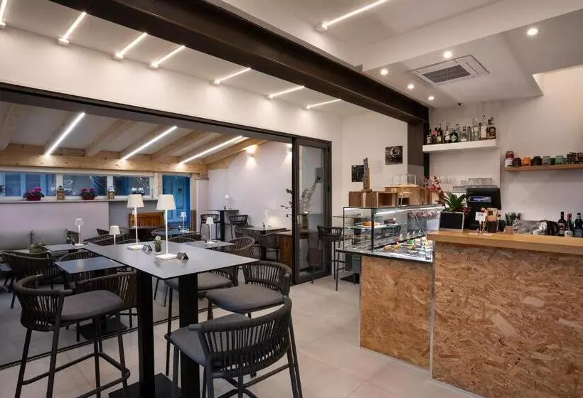 ペンション The Square Cannigione