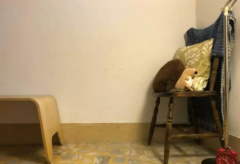 تختخواب و صبحانه 紅色鐵門