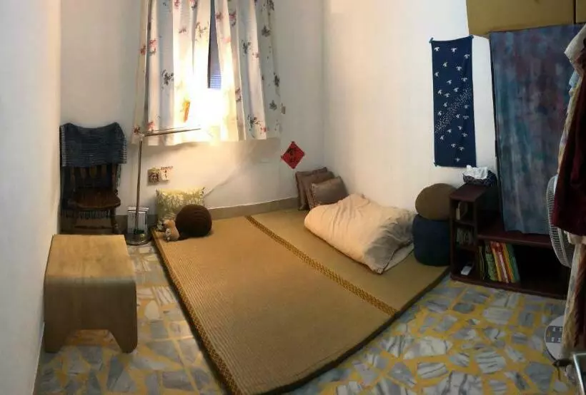 تختخواب و صبحانه 紅色鐵門