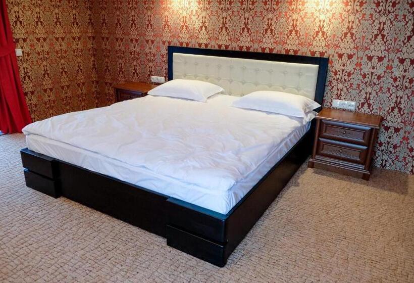 Otel оздоровчий комплекс гайки заїзд провулок сухий яр 12