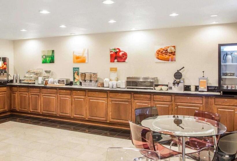 فندق صغير Quality Inn