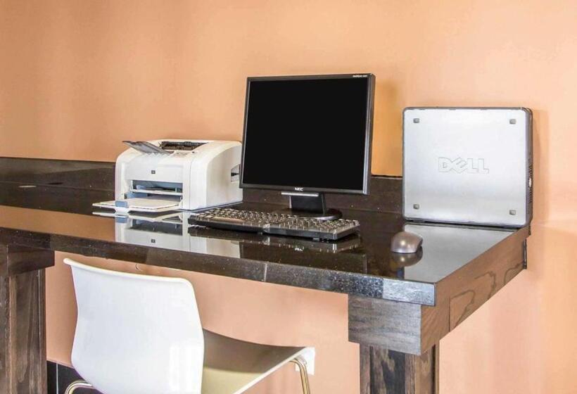 فندق صغير Quality Inn