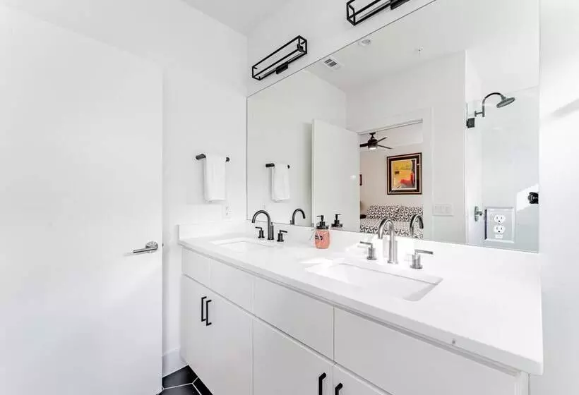 Luxe East Downtown 3br Condo, Walk To Bars, Restaurants, Shops