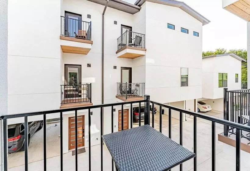 Luxe East Downtown 3br Condo, Walk To Bars, Restaurants, Shops