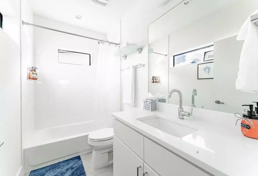 Luxe East Downtown 3br Condo, Walk To Bars, Restaurants, Shops