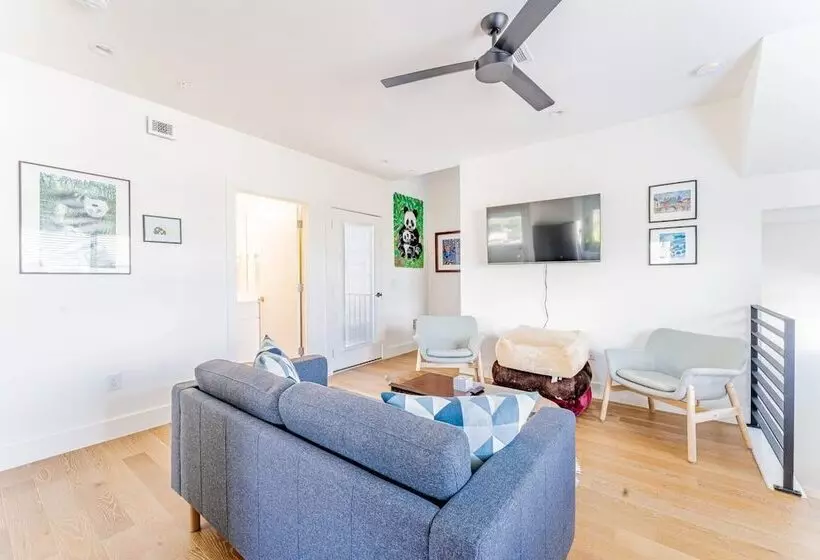 Luxe East Downtown 3br Condo, Walk To Bars, Restaurants, Shops