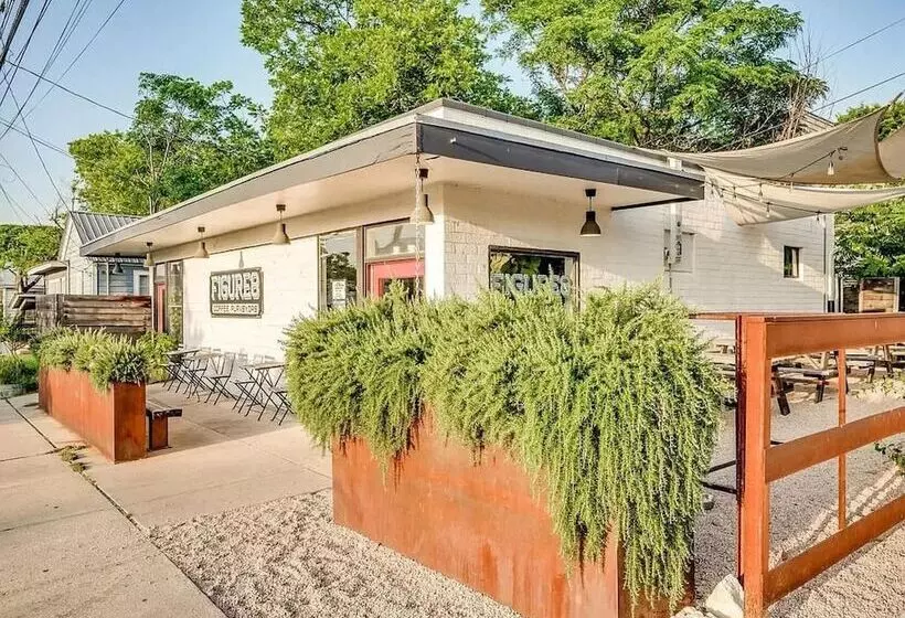 Luxe East Downtown 3br Condo, Walk To Bars, Restaurants, Shops