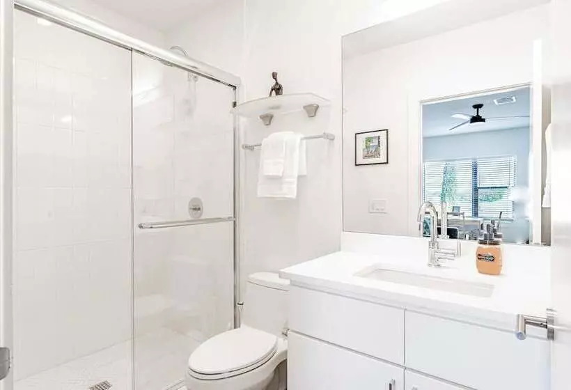 Luxe East Downtown 3br Condo, Walk To Bars, Restaurants, Shops