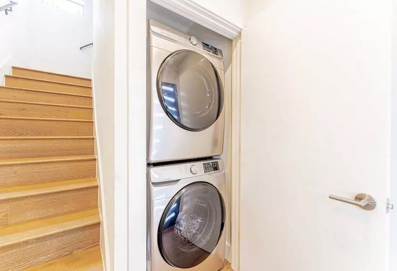 Luxe East Downtown 3br Condo, Walk To Bars, Restaurants, Shops