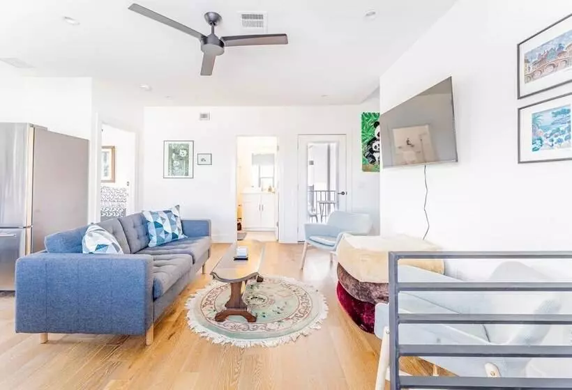 Luxe East Downtown 3br Condo, Walk To Bars, Restaurants, Shops