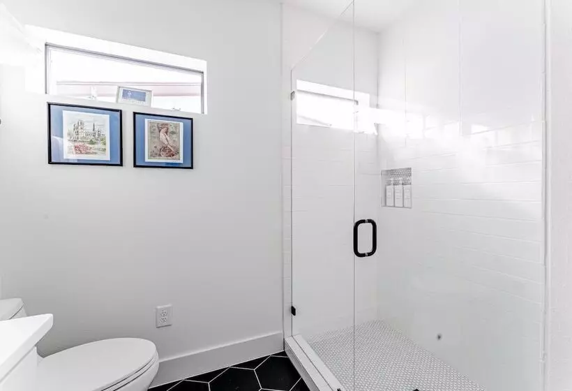 Luxe East Downtown 3br Condo, Walk To Bars, Restaurants, Shops