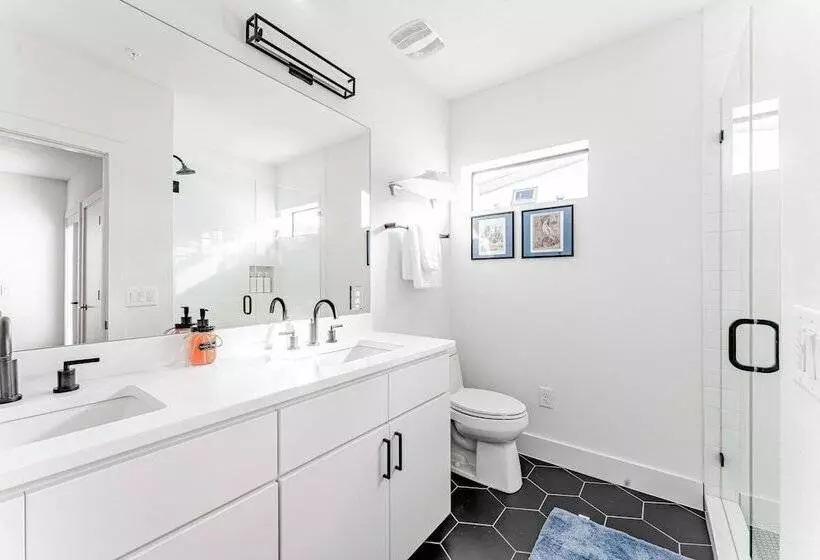 Luxe East Downtown 3br Condo, Walk To Bars, Restaurants, Shops