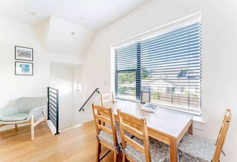 Luxe East Downtown 3br Condo, Walk To Bars, Restaurants, Shops