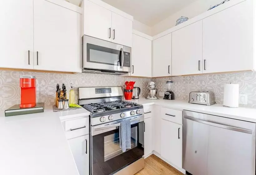 Luxe East Downtown 3br Condo, Walk To Bars, Restaurants, Shops