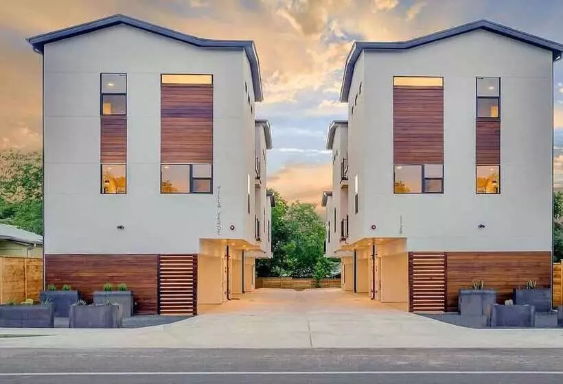 Luxe East Downtown 3br Condo, Walk To Bars, Restaurants, Shops