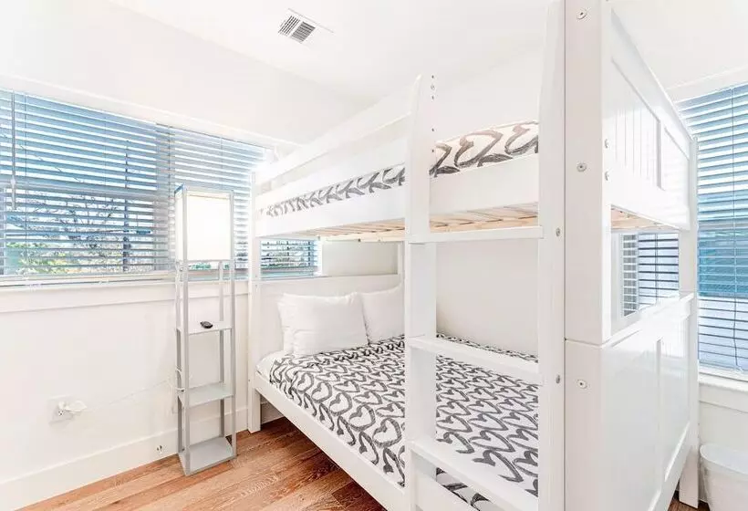 Luxe East Downtown 3br Condo, Walk To Bars, Restaurants, Shops