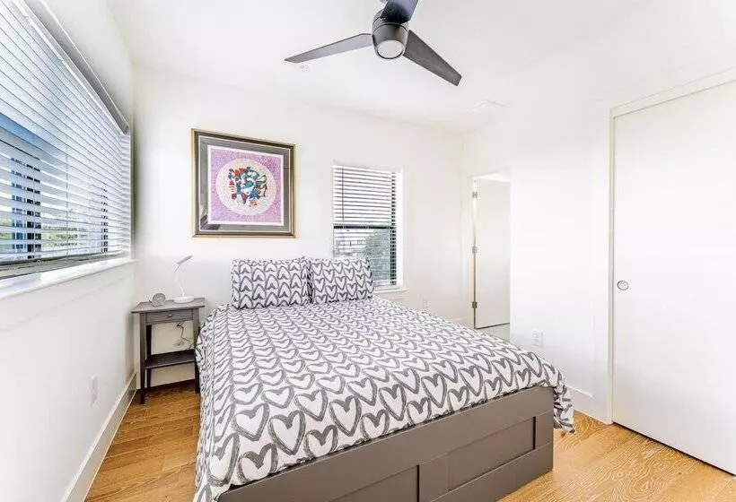 Luxe East Downtown 3br Condo, Walk To Bars, Restaurants, Shops