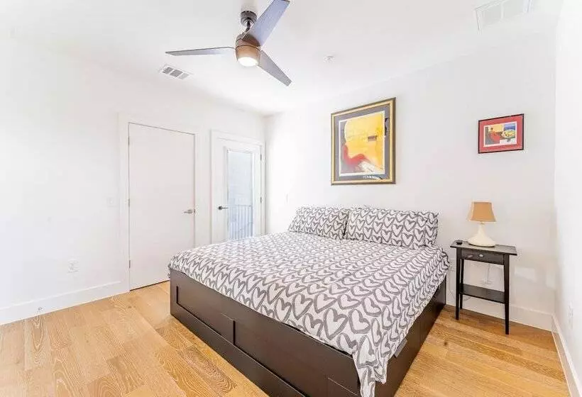 Luxe East Downtown 3br Condo, Walk To Bars, Restaurants, Shops