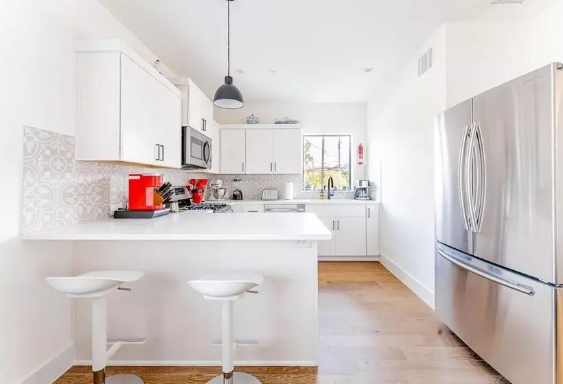 Luxe East Downtown 3br Condo, Walk To Bars, Restaurants, Shops