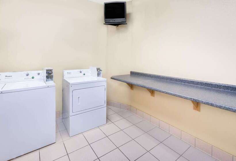 فندق Days Inn & Suites By Wyndham Kalamazoo