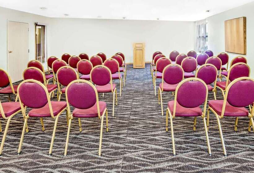 فندق Days Inn & Suites By Wyndham Kalamazoo