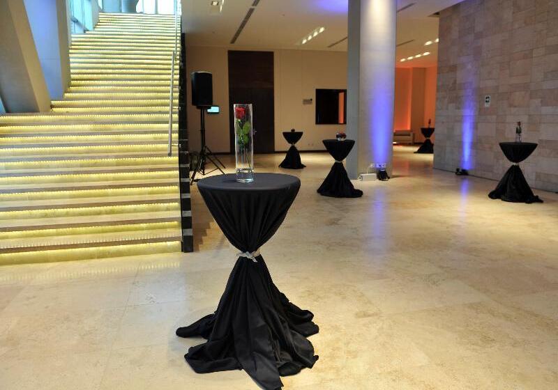 فندق Radisson Blu Plaza El Bosque Santiago