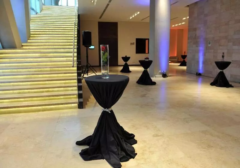 فندق Radisson Blu Plaza El Bosque Santiago