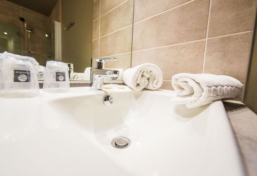 בית מלון כפרי The Originals Résidence, Grenoble Université