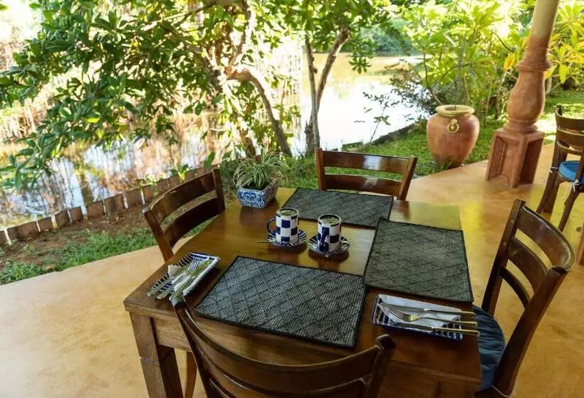 تختخواب و صبحانه D Canal House