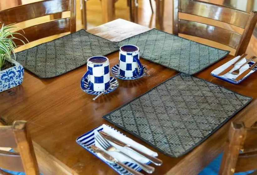تختخواب و صبحانه D Canal House