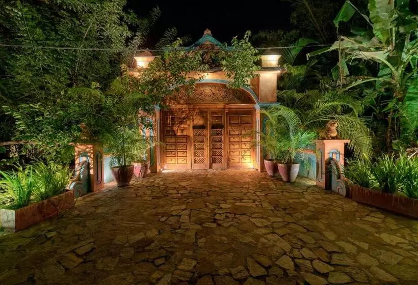 تختخواب و صبحانه D Canal House