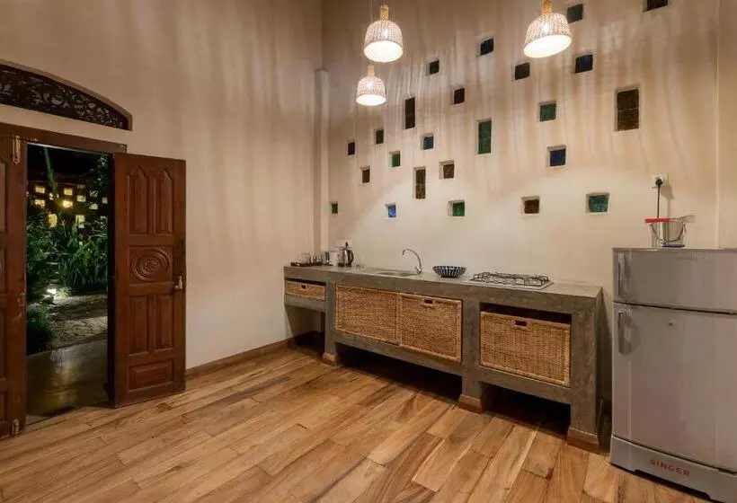 تختخواب و صبحانه D Canal House