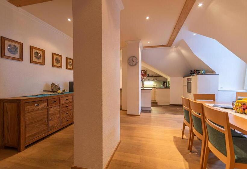 تختخواب و صبحانه Garni Martina