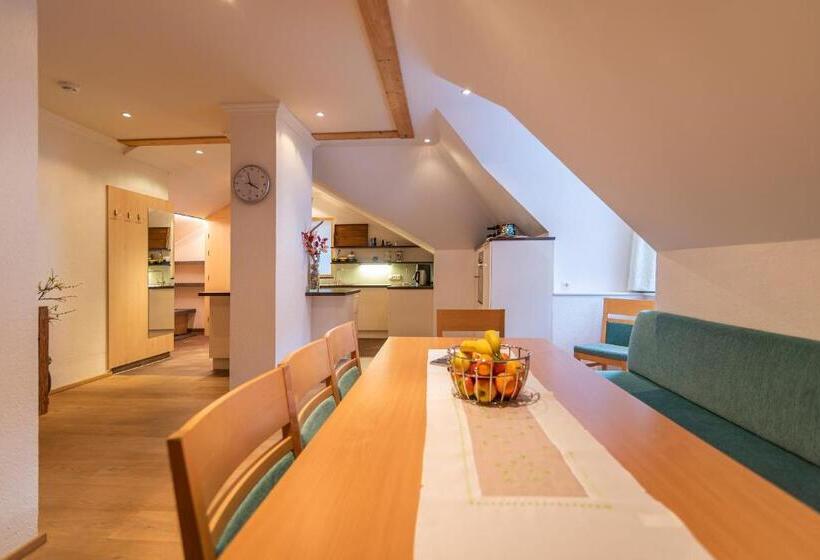 تختخواب و صبحانه Garni Martina