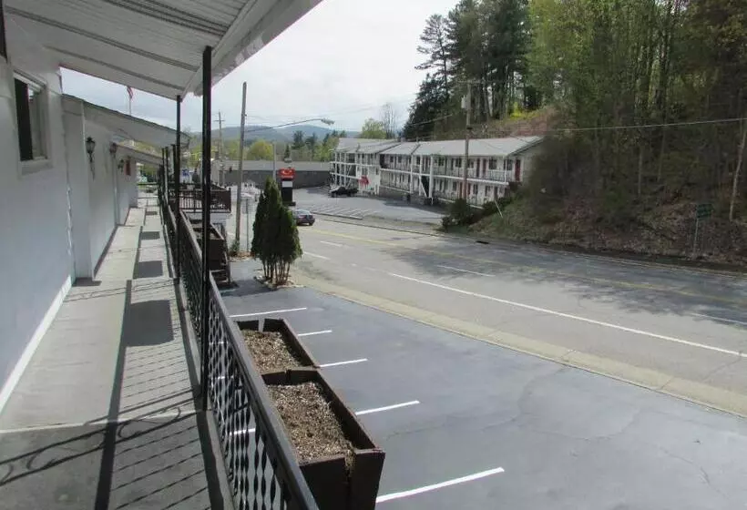 モーテル The Lake George Inn