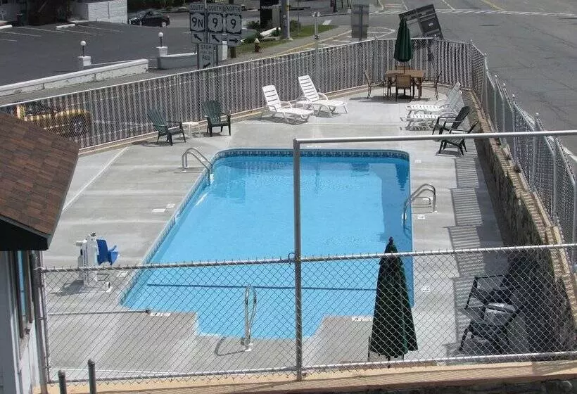 モーテル The Lake George Inn