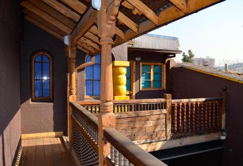 פנסיון The Fox Hostel