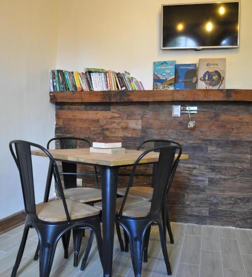 פנסיון The Fox Hostel